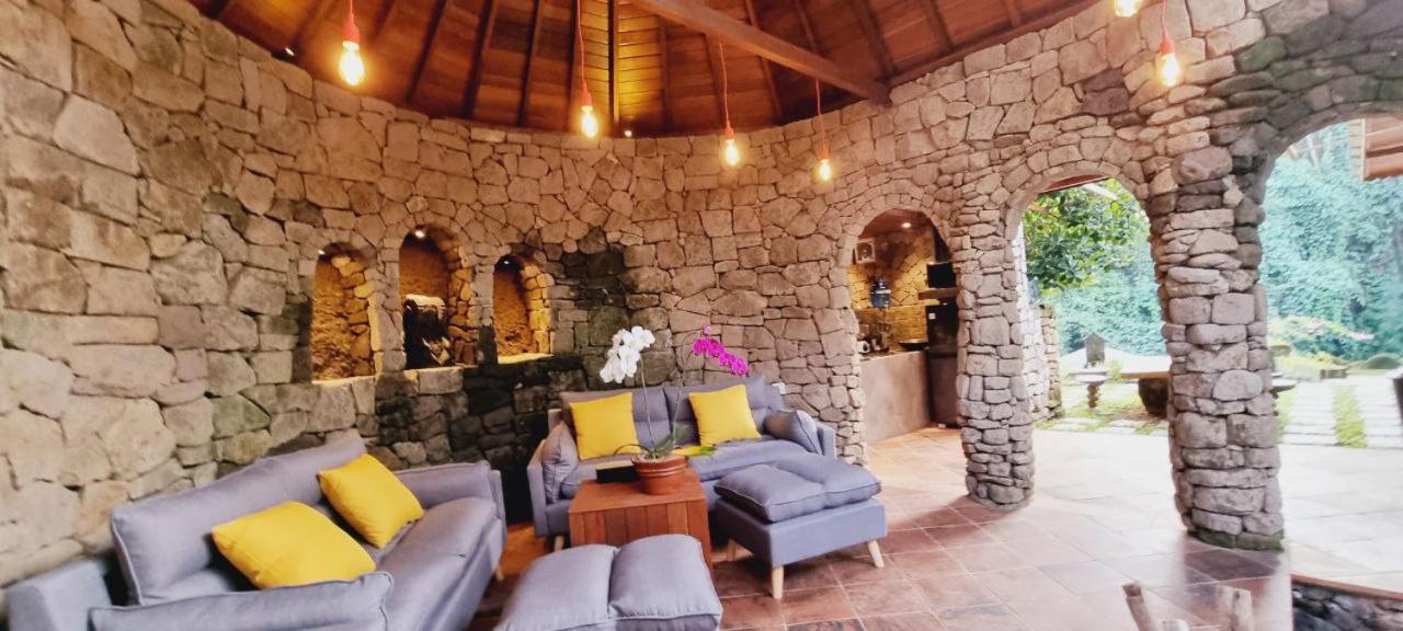 Avalon Ubud Castle & Spa Exterior foto
